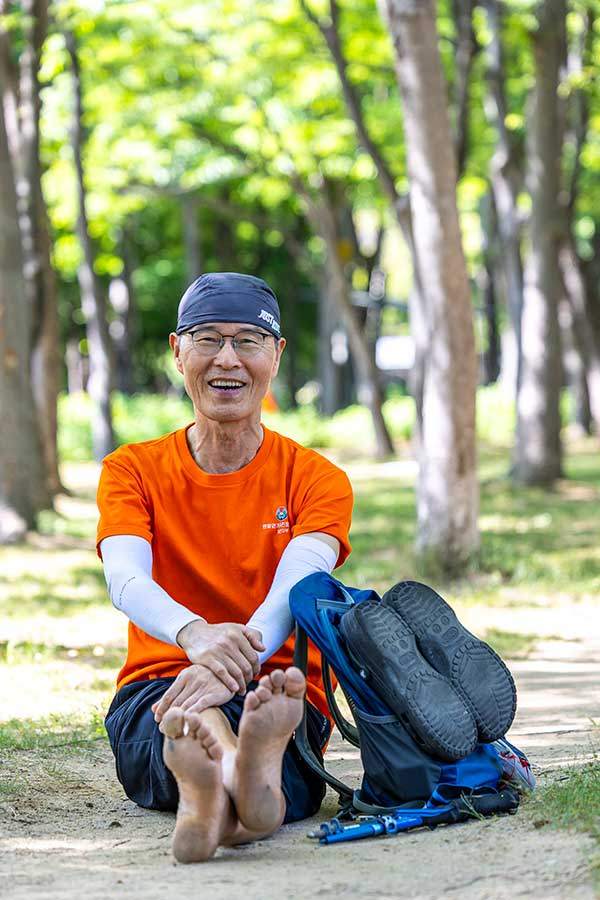 양재 매헌시민의숲에서 만난 진승식씨. 맨발로 나타나, 인터뷰 내내 맨발이었고, 또 맨발로 지하철역 안으로 사라졌다.