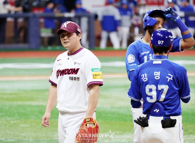 키움 불펜 양지율이 22일 고척스카이돔에서 열린 2025 프로야구 삼성 라이온즈와 키움 히어로즈의 경기 8회초 수비를 미치고 더그우앗으로 향하고 있다. 양지율은 구자욱에 투런포를 허용했다. 2025.05.22. /사진=강영조 cameratalks@