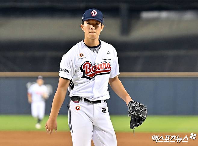 19일 오후 서울 송파구 잠실야구장에서 열린 '2026 신한 SOL Bank KBO리그' NC 다이노스와 두산 베어스의 경기, 5회초 수비를 마친 두산 최민석이 더그아웃으로 향하고 있다. 엑스포츠뉴스 DB