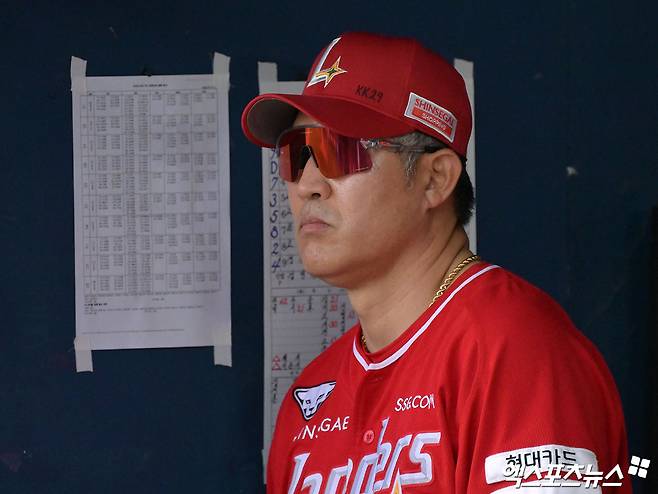 7일 오후 서울 송파구 잠실야구장에서 열린 '2026 신한 SOL Bank KBO리그' SSG 랜더스와 두산 베어스의 경기, SSG 이숭용 감독이 경기를 지켜보고 있다. 잠실, 김한준 기자