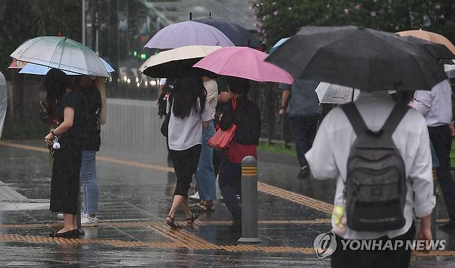 장맛비 내리는 출근길 (서울=연합뉴스) 김인철 기자 = 전국 대부분 지역에 장맛비가 내리는 8일 서울 종로구 광화문광장 세종대로사거리에서 우산을 쓴 출근길 시민들이 발걸음을 옮기고 있다. 2026.7.8 yatoya@yna.co.kr