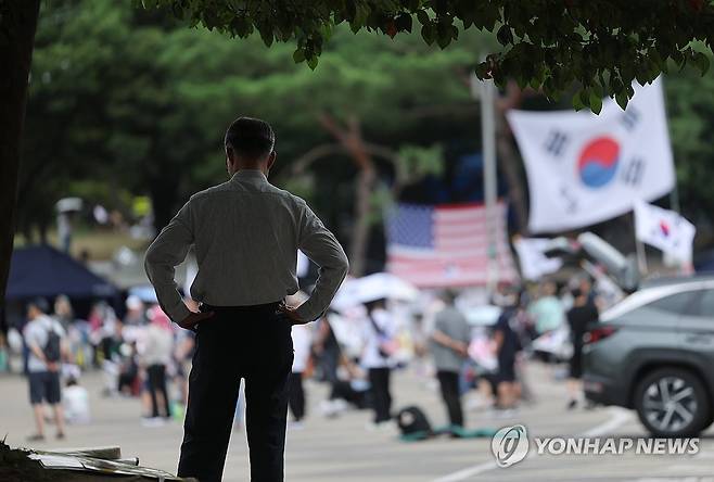 개표소 시위 한달 째 (서울=연합뉴스) 박동주 기자 = 6·3 지방선거 투표용지 부족 사태로 인한 '개표소 봉쇄 시위'가 계속되고 있는 5일 서울 송파구 올림픽공원 핸드볼경기장 출입문 앞에서 참가자들이 구호를 외치고 있다. 2026.7.5 pdj6635@yna.co.kr