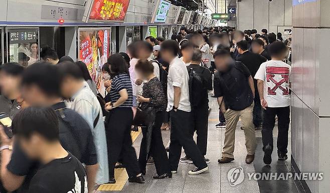 서울 지하철 1호선 일부 구간 단전.. 혼잡한 용산역 (서울=연합뉴스) 김성민 기자 = 서울 지하철 1호선 일부 구간에서 단전으로 열차 운행에 차질이 빚어진 8일 용산역에서 시민들이 열차를 기다리고 있다. 2026.7.8 ksm7976@yna.co.kr