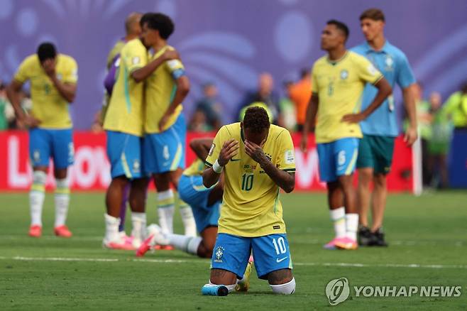 노르웨이전 패배 후 네이마르(10번) 등 브라질 대표팀 선수들의 모습. [AFP=연합뉴스]