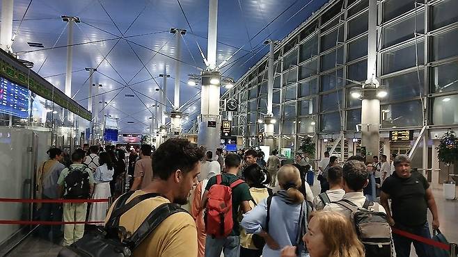 미군 공습 직후에도 정상 운영 중인 테헤란 공항 (테헤란=연합뉴스) 강훈상 기자 = 8일(현지시간) 새벽 미군의 이란 남부 공습이 재개된 직후에도 대부분 정시 운항 중인 테헤란 이맘호메이니 국제공항의 모습. 2026.7.8 hskang@yna.co.kr
