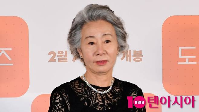 윤여정이 포즈를 취하고 있다 / 사진=텐아시아 DB