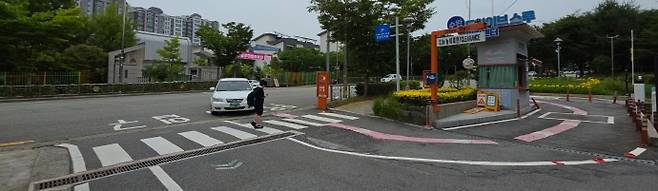 전남광주 광산구가 민간 드라이브스루에는 조례까지 제정해 안전기준을 권고해놓고 정작 공공시설은 적용 대상이 아니라는 이유로 주민 안전엔 뒷전이라는 비판을 받고 있다. 사진은 지난 8일 수완 드라이브스루 민원센터. /서강원 수습기자 sgw@namdonews.com