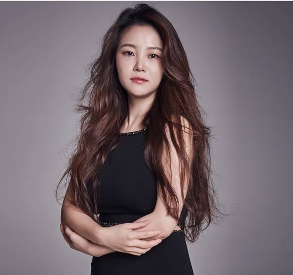 22일 창원 성산아트홀 대극장에서 열리는 <2026 썸머콘서트>에서 멋진 연주를 들려줄 소프라노 이경진.