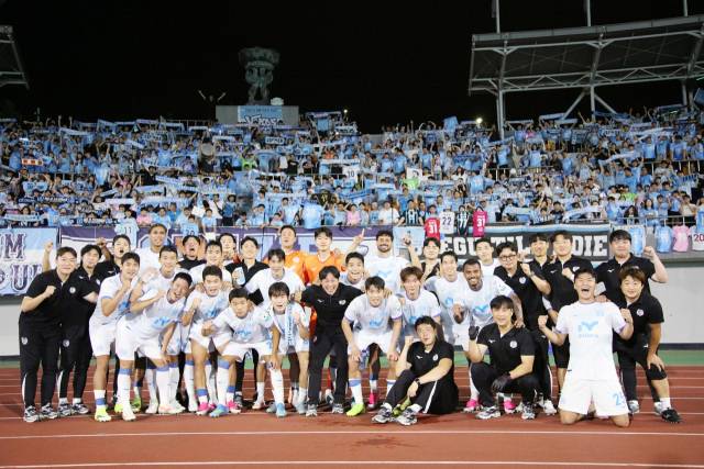 프로축구 K리그2 대구FC 선수들이 지난 4일 충북 청주 종합경기장에서 열린 충북청주FC와의 대결에서 5대1로 승리한 후 대구 팬들과 함께 승리 기념 사진을 찍었다. 대구FC 제공