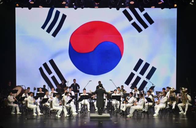 한성기업이 주도해 설립한 사단법인 호국문화진흥위원회가 2024년 11월 서울 송파구 신천동 롯데콘서트홀에서 개최한 ‘2024 유엔참전용사, 영웅을 위한 음악회’ 모습. 한성기업 제공