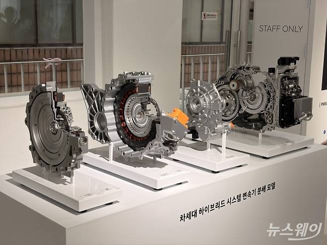 더 뉴 그랜저 테크 팝업 스토어에 전시된 차세대 파워트레인 모형. 사진=권지용 기자