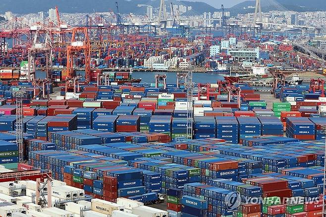 재정경제부에 따르면 IMF의 '7월 세계경제 수전전망'에서 올해 한국의 실질 국내총생산(GDP) 성장률은 지난 4월의 1.9%와 비교해 0.7%p 상승한&nbsp; 2.6%로 나타났다. /연합뉴스