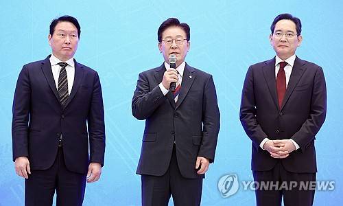 이재명 대통령, 3대 메가프로젝트 국민보고회(서울=연합뉴스) 한상균 기자 = 이재명 대통령이 29일 청와대에서 열린 3대 메가프로젝트 국민보고회에서 이재용 삼성전자 회장과 최태원 SK그룹 회장의 기업투자 계획 발표 후 발언하고 있다. 2026.6.29 [청와대통신사진기자단] xyz@yna.co.kr