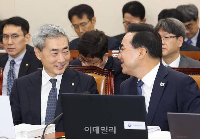 신현송 한국은행 총재(왼쪽)와 박홍근 기획예산처 장관이 9일 서울 여의도 국회에서 열린 재정경제기획위원회 전체회의에 참석해 대화하고 있다. (사진=이데일리 노진환 기자)