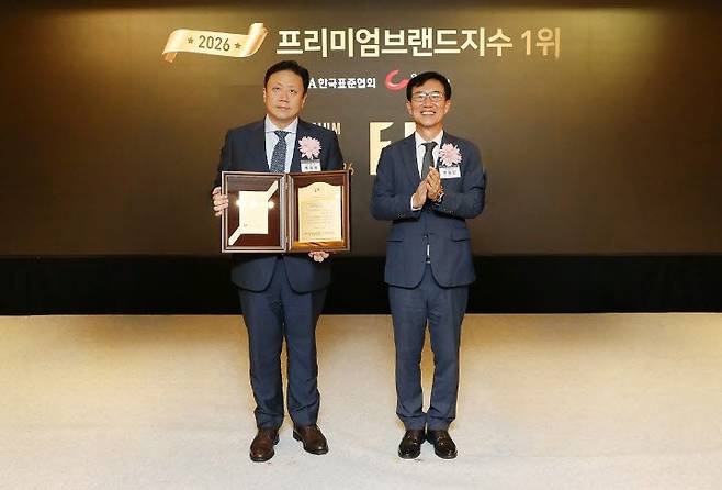 9일 롯데호텔 서울에서 열린 ‘2026 프리미엄 브랜드지수(KS-PBI)’시상식에서 15년 연속 1위에 오른 박희영 롯데호텔앤리조트 개발부문장(왼쪽부터)과 문동민 한국표준협회 회장이 기념촬영을 하고 있다. (사진=롯데호텔앤리조트)