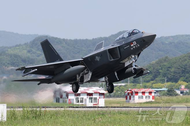경남 사천시 공군3훈련비행단에서 국산 초음속 전투기 KF-21 시제기가 힘차게 이륙하고 있다. (사진은 기사 내용과 무관함) / 뉴스1 ⓒ News12026.5.14 ⓒ 뉴스1 사진공동취재단