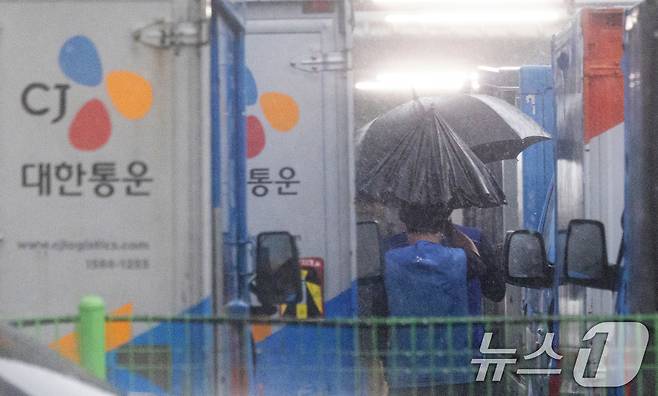택배 없는 날을 하루 앞둔 13일 경기 부천시의 한 택배 물류센터에 CJ대한통운 택배 차량의 모습이 보이고 있다. 2025.8.13 ⓒ 뉴스1 이승배 기자