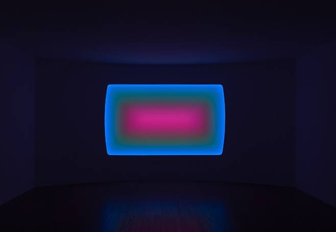 제임스 터렐, 〈상상들, 넓은 직사각형의 곡면 유리(Imaginings, Wide Rectangular Curved Glass)〉, 2021, LED 조명과 스크림을 활용한 공간 설치, 182.9×304.8㎝, 2h30m, 국립현대미술관 발전 후원위원회(MDC) 기증, 국립현대미술관 소장 (국립현대미술관 제공)