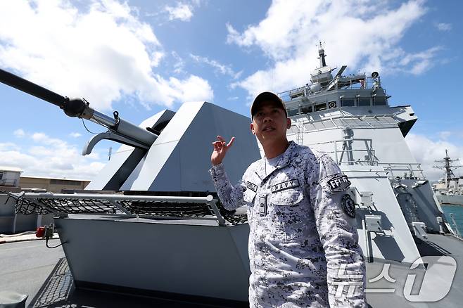 2026 환태평양훈련(RIMPAC·림팩)이 진행 중인 8일(현지시간) 미국 하와이 호놀룰루 진주만-히캄 합동기지에서 한국 취재진이 국내 조선소가 건조한 호위함인 필리핀 미겔 말바르함에 대한 설명을 듣고 있다. (국방일보 제공. 재판매 및 DB금지) 2026.7.9 ⓒ 뉴스1
