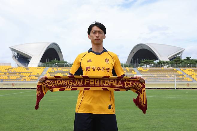 광주FC에 입단한 리영직. (광주FC 제공)