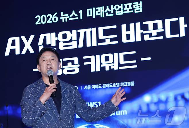최재붕 성균관대 기계공학부 교수가 9일 오전 서울 여의도 콘래드호텔에서 열린 뉴스1 미래산업포럼(NFIF)에서 AI사피엔스시대 생존전략을 주제로 강연하고 있다. 2026.7.9 ⓒ 뉴스1 김민지 기자