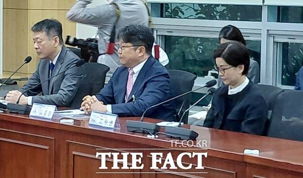 김광일 MBK파트너스 부회장(왼쪽부터), 김중현 메리츠화재 대표, 조주연 홈플러스 대표가 9일 서울 여의도 국회 의원회관에서 더불어민주당 을지로위원회 주최로 열린 '홈플러스 회생을 위한 MBK파트너스-메리츠 경영진 간담회'에 참석했다. /손원태 기자