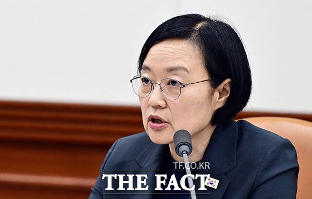 한성숙 국무총리(사진)는 9일 정부서울청사에서 열린 제11회 국가정책조정회의 모두발언에서 "인공지능(AI) 기반의 행정 내부 업무 시스템인 ‘온-AI’를 연말까지 47개 중앙행정기관에 확대 도입해 공공부문 AI 전환을 본격화할 계획"이라고 밝혔다. /임영무 기자
