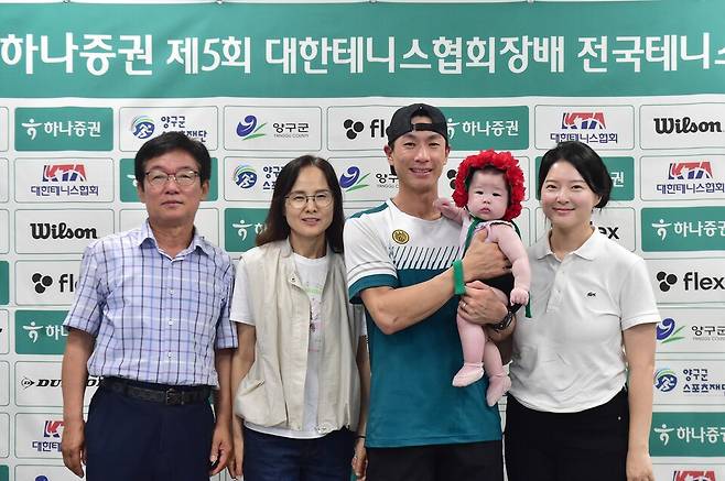 홍성찬과 가족들.