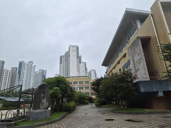 8일 광주 광산구 수완지구에 큰별초등학교와 준신축 아파트 단지가 들어서있다. 이지은 기자