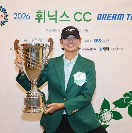 김나현2가 KLPGA 2026 휘닉스CC 드림 투어 11차전에서 우승을 차지한 뒤 트로피를 들고 미소를 짓고 있다. KLPGA 제공