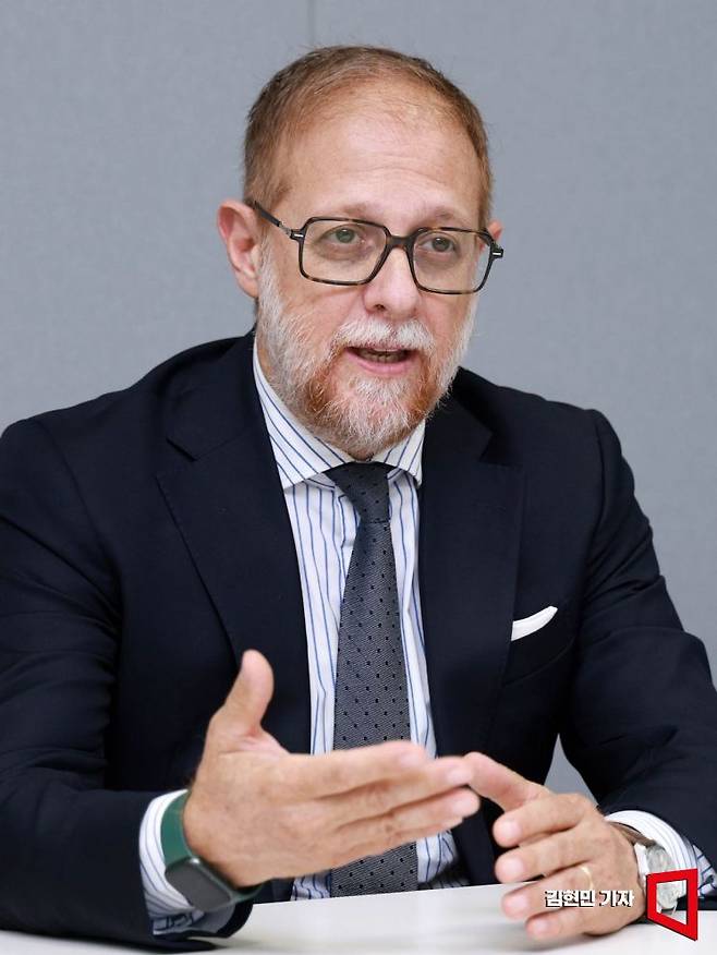 빈첸조 살메리 슈나이더 일렉트릭 VP(부사장)가 서울 강서구 사옥에서 아시아경제와 인터뷰하고 있다. 김현민 기자