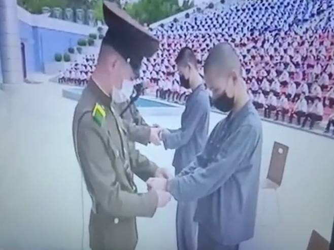 몇해 전 북한 당국이 남한 드라마를 봤다며 노동교화형 12년을 선고한 평양의 16세 소년들에게 수갑을 채우는 모습. /2024년 샌드연구소 영문뉴스레터 제공 영상 캡처
