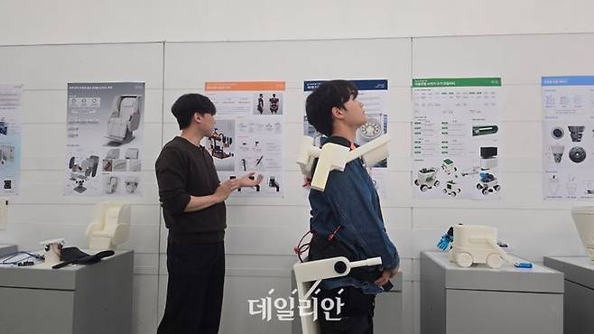 권현빈, 박선찬 학생이 웨어러블 슈트의 성능을 테스트하는 모습. ⓒ한국기술교육대학교