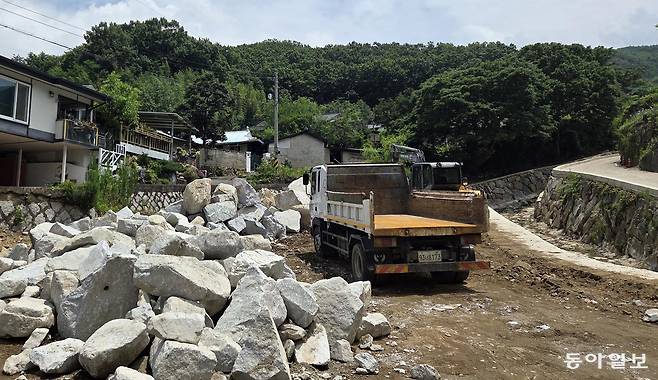 4일 경남 산청군 모고리 인근 소하천에서 정비 공사가 진행 중이다. 지난달 말 완료 예정이었지만 설계 변경 등 이유로 미뤄졌다. 산청=도영진 기자 0jin2@donga.com