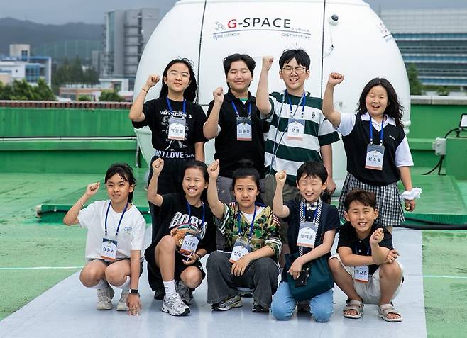 어린이 우주 기자단이 레이저 통신 지상국 앞에서 기념 촬영하고 있다. 스튜디오51 제공