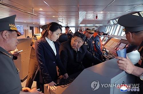 김정은 북한 국무위원장이 딸 주애와 작전수행능력평가 시험공정에 착수한 해군 구축함 ‘강건호’를 방문하고 항해시험을 참관한 모습. 평양 조선중앙통신=연합뉴스