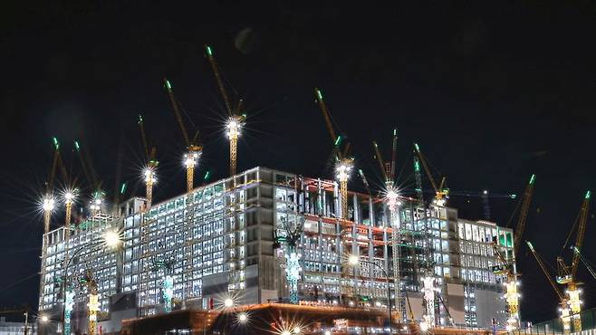 한밤에도 SK하이닉스 용인반도체 클러스터 건설현장은 불야성을 이루고 있다. 사진=서동일 기자