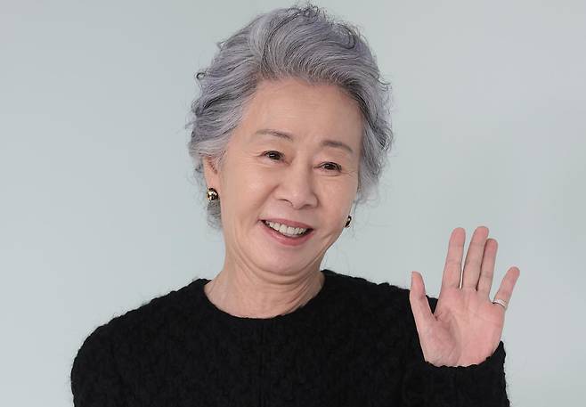 배우 윤여정이 5월 26일 서울 영등포구 퐁비두센터에서 열린 샤넬 2026 공방 컬렉션 서울 쇼에 참석해 포즈를 취하고 있다. 뉴스1