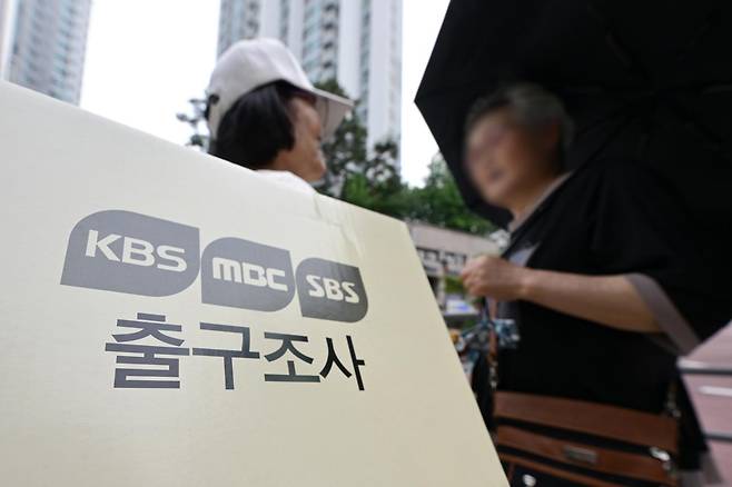 제9회 전국동시지방선거가 열린 6월 3일 서울 성북구 길음1동 주민센터 투표소 앞에서 지상파 3사 출구조사원들이 유권자를 상대로 설문조사를 하고 있다(사진은 기사 내용과 관계없음). 하상윤 기자
