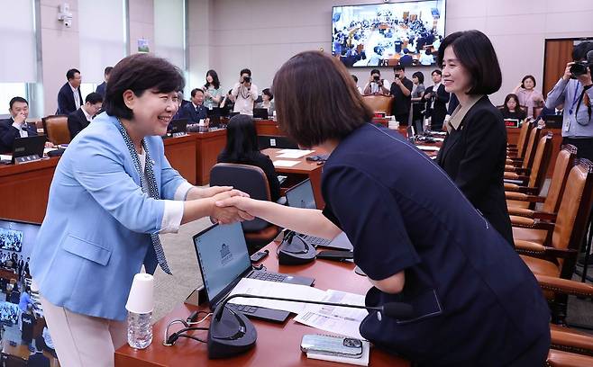 서영교 법제사법위원회 위원장(왼쪽)이 2일 국회에서 국민의힘 의원들이 불참한 가운데 열린 법사위 전체회의에서 손솔 진보당 의원과 인사하고 있다. 임현동 기자