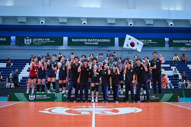 ▲ 한국 18세 이하 여자 배구 국가대표팀 선수단이 7일(현지 시간) 태국 나콘랏차시마에서 막을 내린 2026 아시아여자U-18배구선수권대회에서 준우승한 뒤 기념 촬영하고 있다.  아시아배구연맹 제공