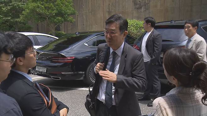 취재진에게 항소 이유를 설명하는 심규언 당시 동해시장 측 변호인(2026.6.30)/ 촬영기자 김중용