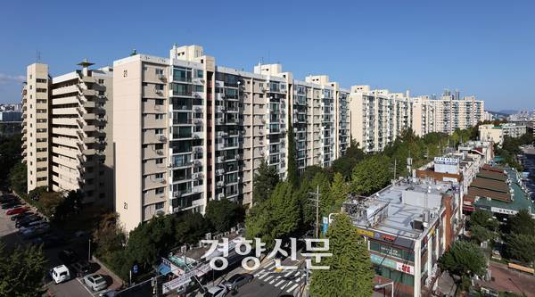 재건축을 기다리는 서울시 강남구 압구정 현대1,2차 아파트 단지의 모습. 강윤중 선임기자