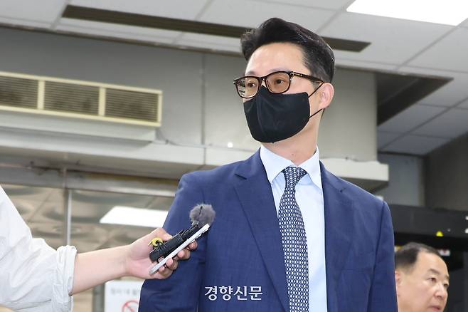 윤영호 전 통일교 세계본부장이 지난해 7월30일 영장실질심사를 받기 위해 서울중앙지법으로 들어서고 있다. 성동훈 기자