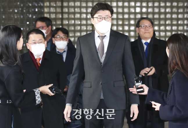 이규원 전 검사가 2023년 2월 서울중앙지법에서 열린 김학의 전 법무부 차관 불법 출국금지 의혹 사건 1심에서 징역 4월의 선고유예 판결을 받고 법정을 나오고 있다. 연합뉴스
