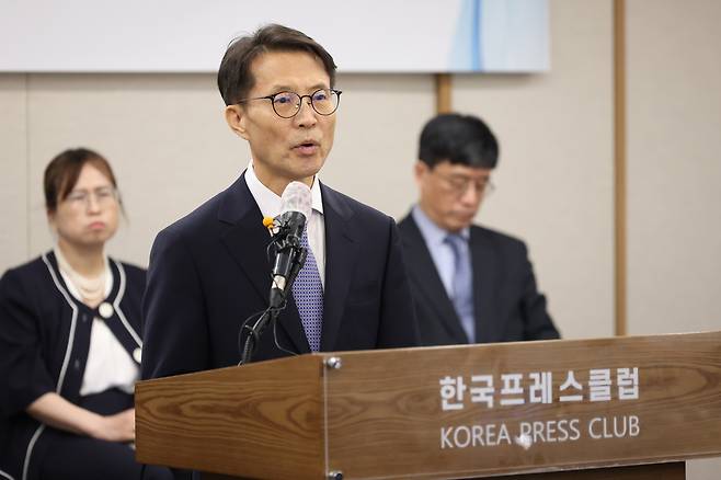 김진오 저출산고령사회위원회 부위원장이 8일 서울 중구 프레스센터에서 열린 저출산고령사회위원회 기자간담회에서 인사말을 하고 있다.  연합뉴스