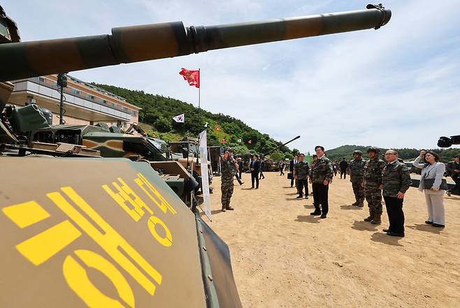 이재명 대통령이 지난달 24일 인천 옹진군 해병대 연평부대에서 화력장비를 시찰하고 있다. 청와대통신사진기자단