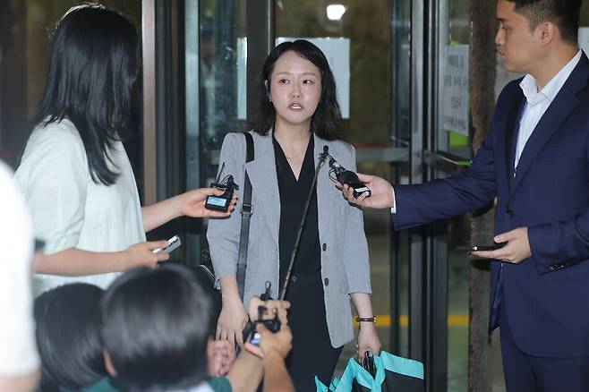 12·3 비상계엄 이후 고위공직자범죄수사처(공수처)의 체포영장 집행을 방해한 혐의 등으로 기소된 윤석열 전 대통령에게 징역 7년의 실형이 확정된 9일 서울 서초구 대법원에서 윤 전 대통령 측 변호인 유정화 변호사가 선고가 끝난 뒤 취재진에 입장을 밝히고 있다.