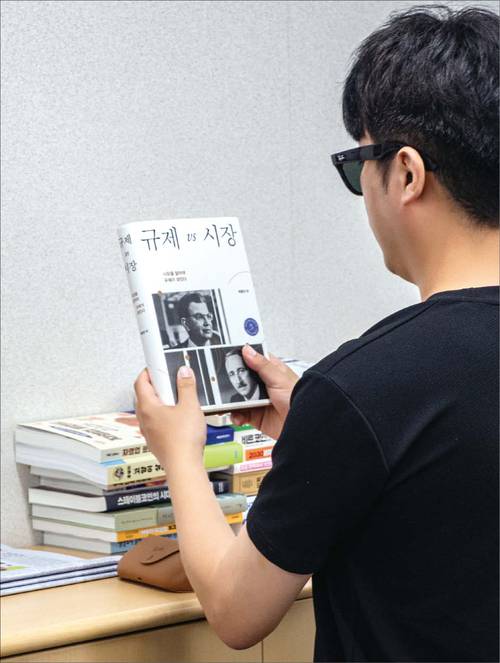 메타로부터 레이밴 메타 젠2 스카일러 모델을 사용해봤다. 외관은 ‘스마트 기기’보다 평범한 선글라스에 가깝다. (윤관식 기자)