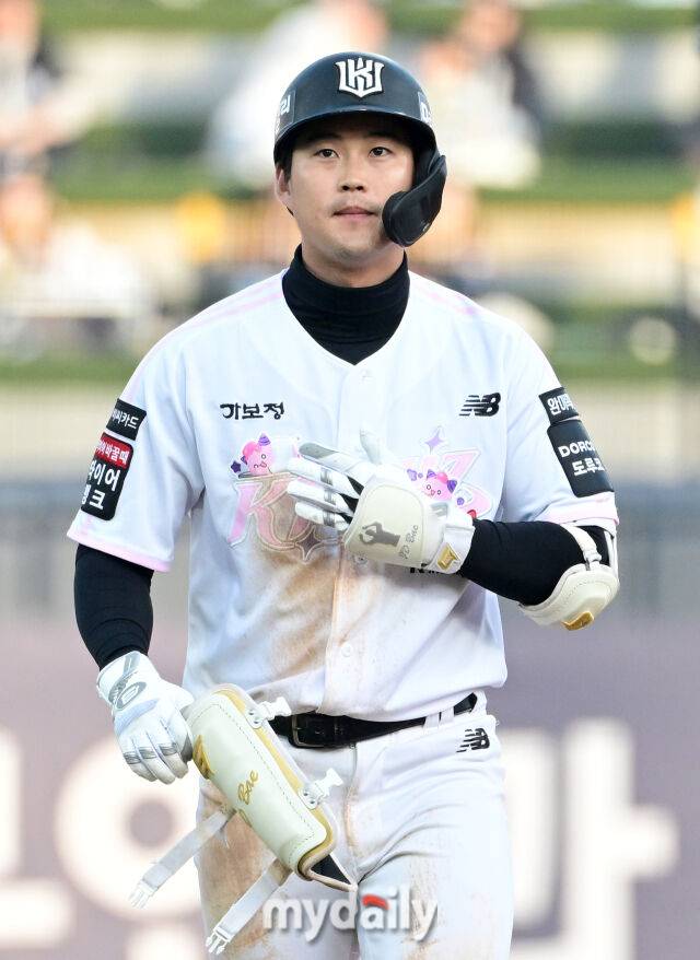 KT 배정대가 4회말 2사 1루서 2루타를 친 뒤 기뻐하고 있다./마이데일리